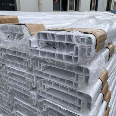 白 5フィート x 8フィート 4段レール PVC 馬用フェンス 環境に優しいビニール