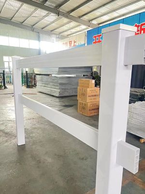 白 5フィート x 8フィート 4段レール PVC 馬用フェンス 環境に優しいビニール