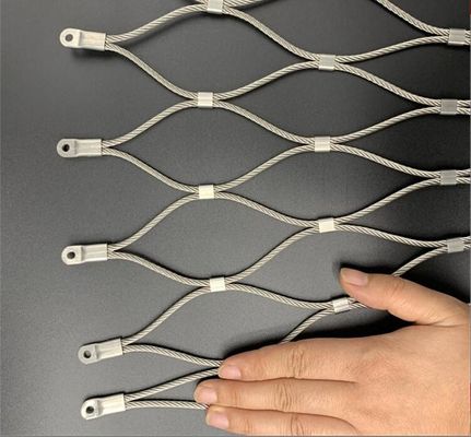 鳥小屋や動物園のエンクロージャー向けの、耐噛み性と強風・積雪に強い特性を持つ、シルバー色のステンレス鋼ロープメッシュ