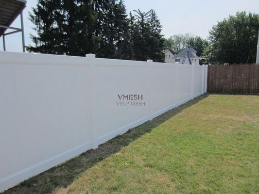 6x8ft 白色 PVC 裏庭のプライバシーフェンス