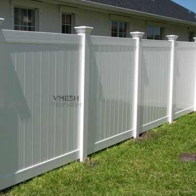 白 PVC プライバシーフェンス 6x8フィート UV耐性 低メンテナンス