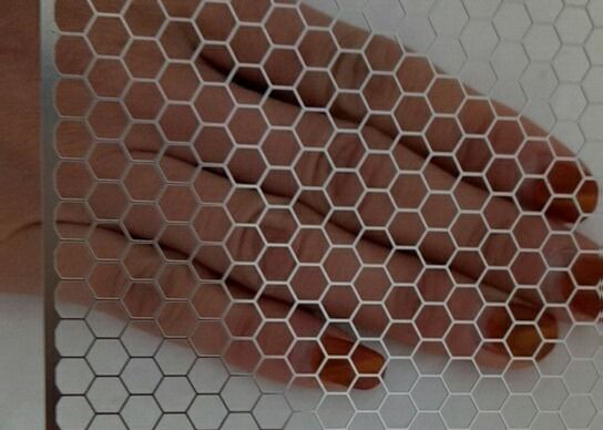 パーソナライズされたデザイン ステンレス鋼丸穴 六角穴 スピーカーボックスのための穴抜きシート