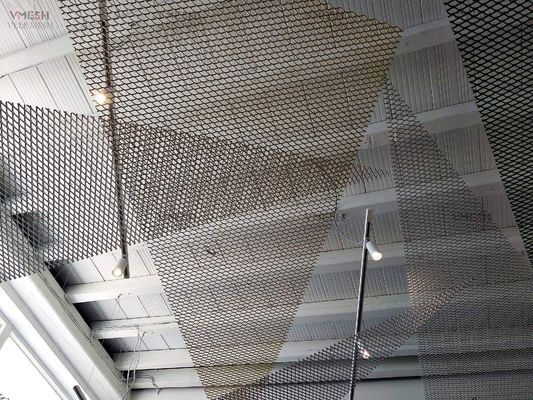建築中断されたアルミニウム天井は金属のパネルの黒を拡大した