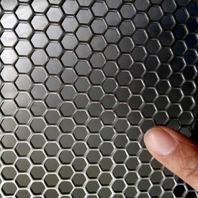 パーソナライズされたデザイン ステンレス鋼丸穴 六角穴 スピーカーボックスのための穴抜きシート