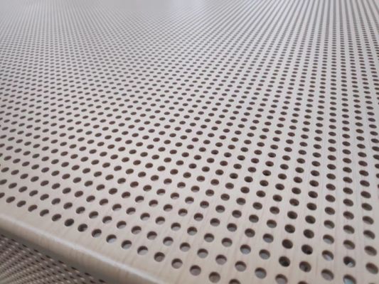 浸った円形の穴は装飾的な穴があいた金属板の熱い電流を通されて伸ばした