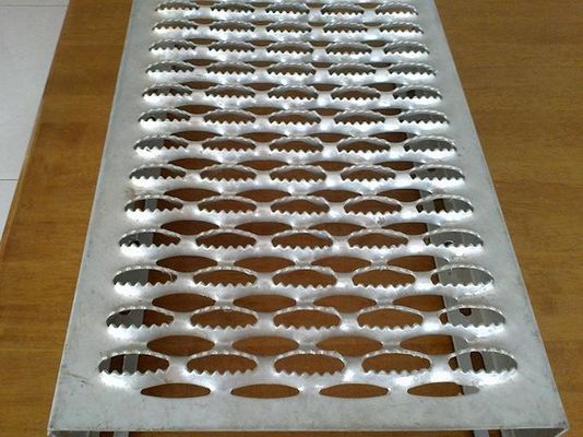 反スキッドに火格子を付ける2-5mのダイヤモンドの通路チャネルのグリップのスパンの安全