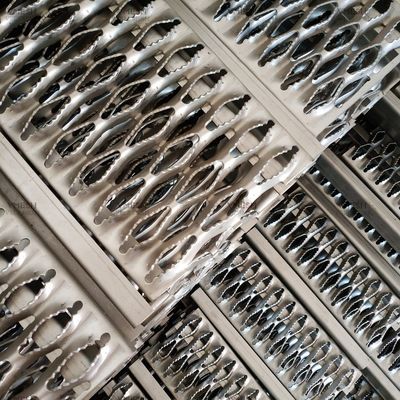 厚さ2.0-4.0mmのグリップの支柱の板の格子のダイヤモンドの板の格子のスリップの抵抗