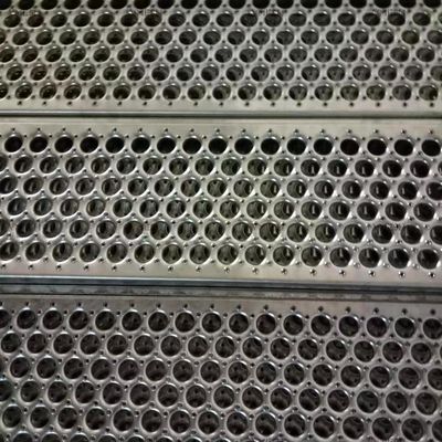 円形の穴は鋼鉄板の格子に電流を通した	穴があいたさび止め