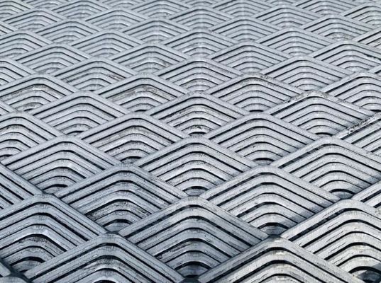 4*8フィート 鉄 ダイヤモンド 拡張 メタル メッシュ 建築用材料