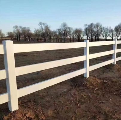 白い色のビニールはパドックの馬牧場のための金網の塀を溶接した