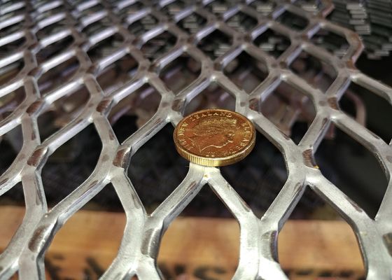 平らなタイプ4mmの炭素鋼のダイヤモンドは金属の格子4x8シートを拡大した