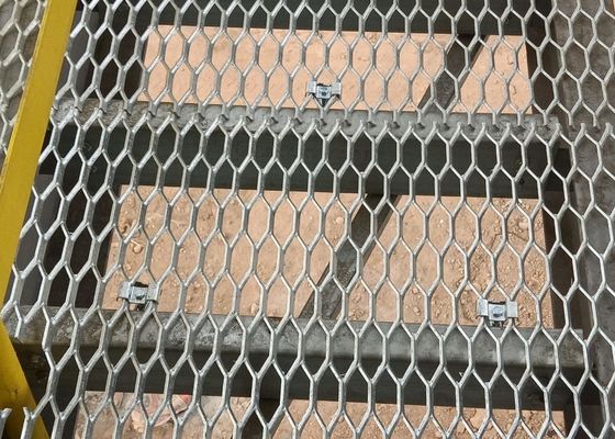 穏やかな鋼鉄頑丈な上げられたダイヤモンドの穴によって拡大される金属の網