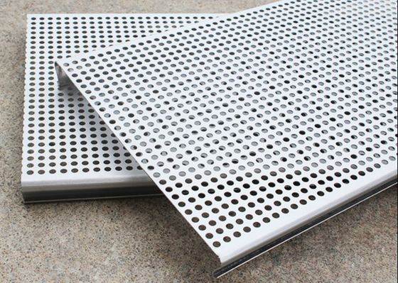 ポリ塩化ビニールは3003H24中断されたアルミニウム穴があいた金属の天井のタイルに塗った