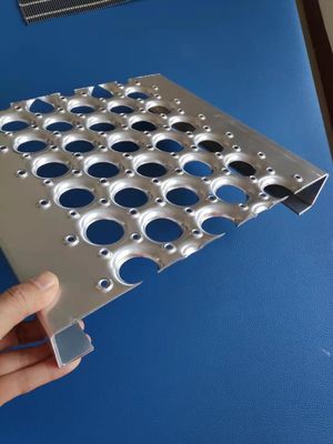 屋根の安全通路の鋼鉄1.5mmグリップによっては耳障りな屋外のスリップ防止穴Oの形がもったいぶって歩く