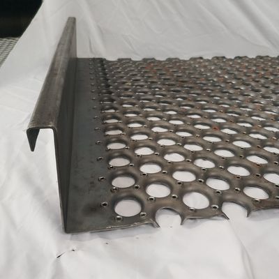 PERF Oのグリップの炭素鋼3mmはプラットホームのための開いたグリップの板を打ち抜いた
