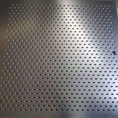 装飾的な金属は1m x 2mの屋外か屋内家具のための穴があいた網シートにパネルをはめる