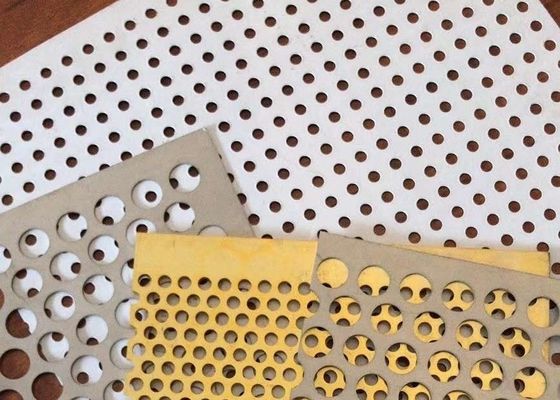 電気電流を通された穴があいた天井は2x2 PVDFのコーティングの陽極酸化をタイルを張る