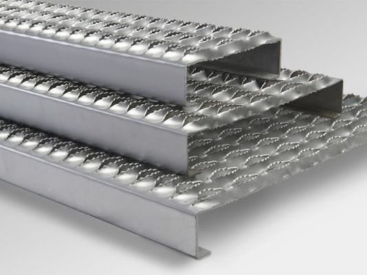 ステンレス製の3mm円形の穴のグリップの支柱の安全格子の屋根の通路の鋼鉄