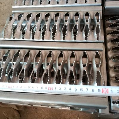 スリップ防止 グリップの支柱の安全格子のダイヤモンドの穴は鋼鉄10のゲージの通路の板に電流を通した