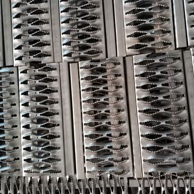 反スリップのダイヤモンドの板の火格子を付けるアルミニウム12のゲージの鋼鉄通路