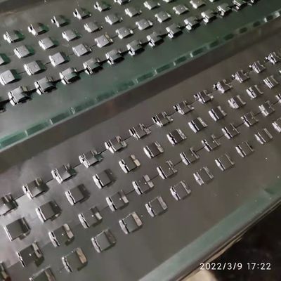 熱い浸された電流を通された肋骨の木ずりの網は拡大した